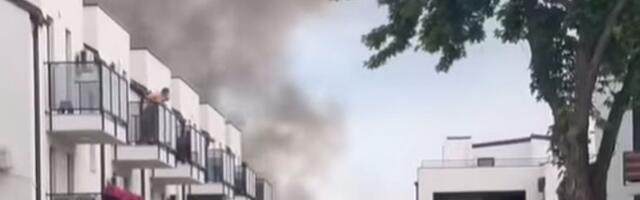 VIDEO: Goreli šupa i deo krova još jednog objekta na Adicama, nema povređenih