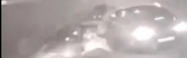Uznemirujući snimak tragedije u Bihaću! Motorista se zakucao u automobil, a onda izleto na trotoar i pokosio pešaka (VIDEO)
