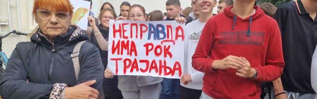 FOTO, VIDEO: U dvorištu Doma učenika organizovan protest zbog otpuštanja vaspitačica