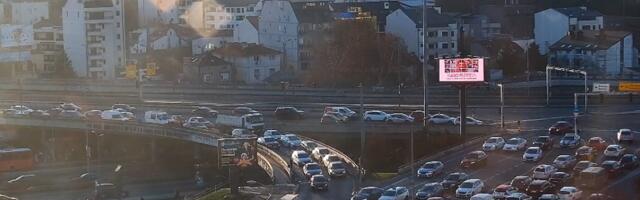 Kreće krljanac u Beogradu: Svi se sjatili na ulice, automobili ni da mrdnu (FOTO)