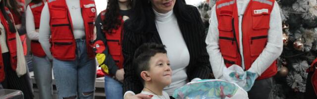 Podeljeni novogodišnji paketići za decu u hraniteljskim i jednoroditeljskim porodicama