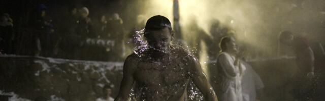 Ljudi u neverici gledaju prizor: Ovo je magija! Evo kako su Pančevci napravili svetleći krst za Bogojavljenje