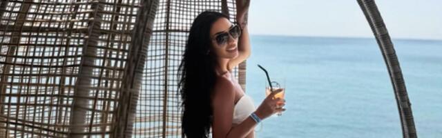 30 godina mlađa supruga našeg kompozitora u izazovnoj pozi na plaži: Podelila sliku u bikiniju "Nedostaje"