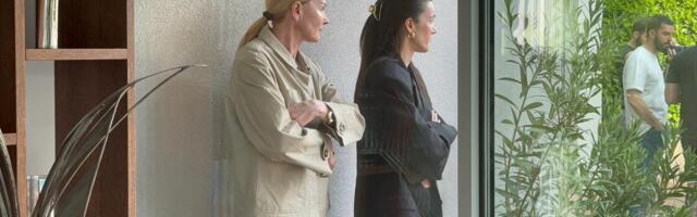 Supruga i ćerka Bobana Rajovića izbegavale kamere: Izgledaju kao sestre, mlada Anđela pleni prirodnom lepotom