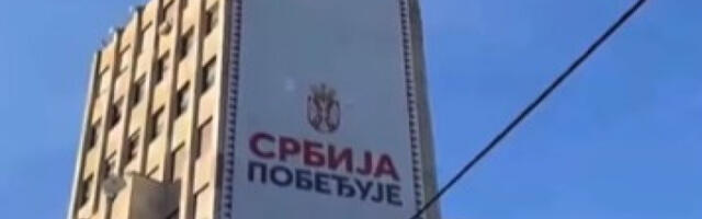 СНС почео збрињавање младунаца беле чиопе док не буде скинут банер са Палате Албанија