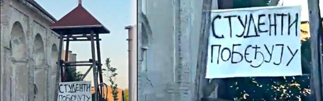Bagro bezbožnička, zar vam ništa nije sveto?! Blokaderi se popeli na crkveni zvonik i razvili politički transparent (VIDEO)