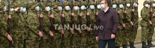 (UŽIVO) VUČIĆ U PANČEVAČKOJ KASARNI: Predsednik prisustvuje prikazu vojne vežbe Vrh koplja!