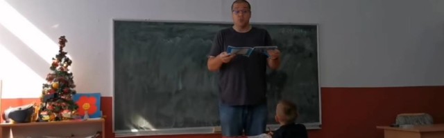 Ljudi ne prestaju da komentarišu nastavnika Damira zbog načina na koji predaje deci engleski jezik