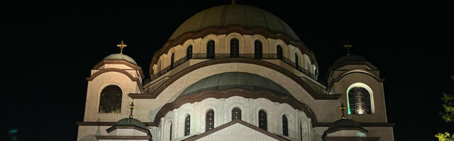VASKRŠNJE JUTRENJE U HRAMU SVETOG SAVE Vernici se okupljaju u molitvi (FOTO)