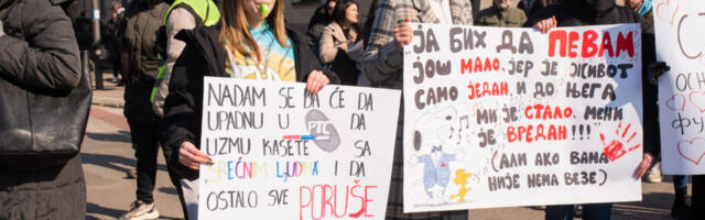 Niški studenti izvešće performans ispred Pozorišta u nedelju u vreme Dnevnika RTS-a