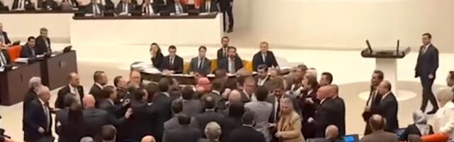 TUČA U TURSKOM PARLAMENTU TRAJALA 10 MINUTA! Nakon toga usvojena dva zakona! (VIDEO)