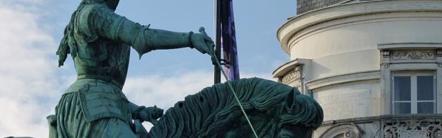 Šokantna krađa u Parizu: Muškarac se popeo na statuu Jovanke Orleanke, pa otrgao mač