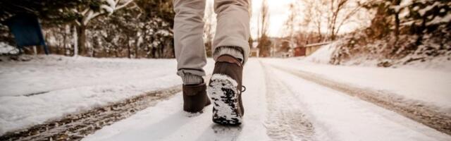 Zaboravite na padanje po ledu: Besplatan trik zbog kog se više nećete klizati zimi (VIDEO)