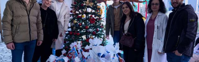 Studentski parlament Ekonomskog fakulteta sa kolegama iz Studentske asocijacije obradovali mališane novogodišnjim poklonima