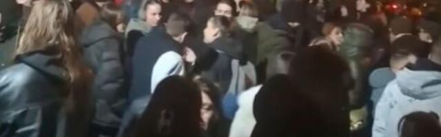 Protest studenata ispred zaključanog FIlozofskog u NS: "Kako to, ako nije u blokadi" (VIDEO)