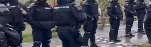 VIDEO: Rušene ograde u parku Ušće, beogradski zborovi protestuju protiv delfinarijuma