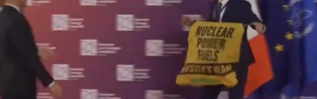 Активисти „Гринписа“ упали на самит и прекинули Макрона