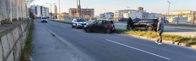 Udareno vozilo od siline udara završilo u drugoj traci: Udes na Voždovcu (FOTO)