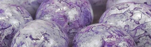 OTKRIVAMO TRIK ZA SAVRŠENO ŠARENA USKRŠNJA JAJA: Trebaju vam samo dve boje i malo ulja!