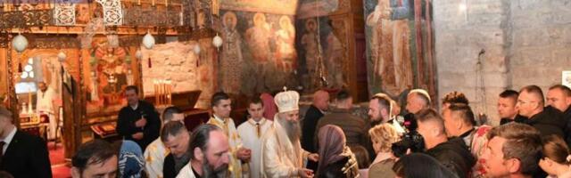 VERNICI SA ODUŠEVLJENJEM DOČEKALI SRPSKOG PATRIJARHA: Dolazak patrijarha veličanstven, samim tim što je u Pećkoj patrijaršiji, u svojoj kući, za nas puno znači