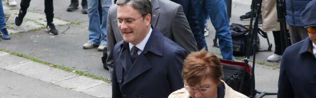 NIKOLA SELAKOVIĆ NASMEJAN STIGAO NA ROČIŠTE: Šačica blokadera čekala ispred suda, nisu mogli da nadjačaju podršku ministru!