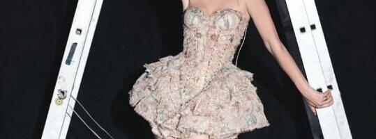 MARINA TADIĆ U PROMENILA IMIDŽ: U provokativnom izdanju iz kreveta "zavodi" mladog kolegu