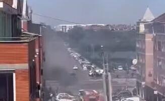 IZBIO POŽAR U NOVOM SADU, VATRA GUTA STAN: Vatrogasci aktivirali i dizalicu, iz zgrade kulja gust crni dim (VIDEO)