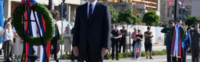 Вучевић у Крушевцу положио венац на Споменик косовским јунацима