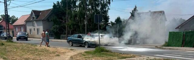 ZAPALIO SE AUTOMOBIL U POKRETU! Drama na putu u Mačvanskoj Mitrovici, pojavili se prvi snimci sa lica mesta, vozilo izgorelo do golog lima (FOTO)