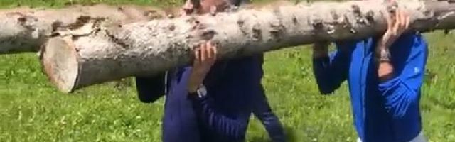 Novak sa ocem Srđanom nosi debla uz planinu i viče "Strongman": Neverovatan video Đokovića iz Bosne