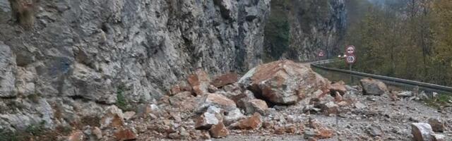 Put ka graničnom prelazu Gostun zatvoren za saobraćaj, veliko kamenje survalno se na kolovoz