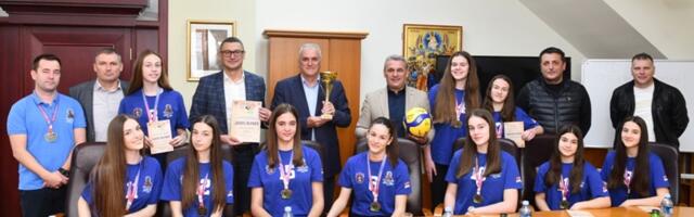 Gradonačelnik Čačka ugostio zlatne odbojkašice OŠ „Sveti Sava”