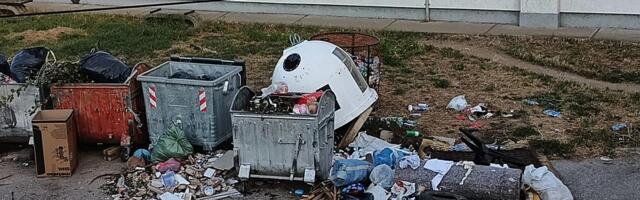 Foto-vest: Gomila smeća oko kontejnera u blizini dečijeg igrališta