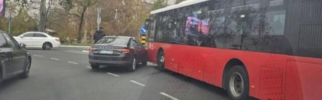 SUDAR "ŠKODE" I AUTOBUSA NA NOVOM KRUŽNOM TOKU KOD UŠĆA! Prvenstvo prolaza napravilo "džumbus"?