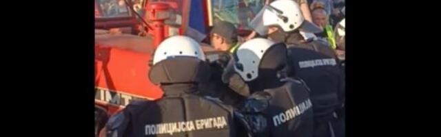 Nadrealna scena policajaca i trakotora: "Baš su pametni..."