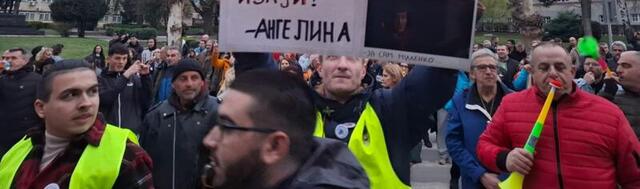 Protest u Vranju i muzika tokom odavanja pošte stradalima: Gradonačelnik i predsednica Skupštine na sastanku SNS-a
