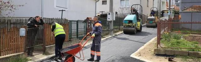 Asfaltirana ulica Borivoja Petrovića na Vašarištu