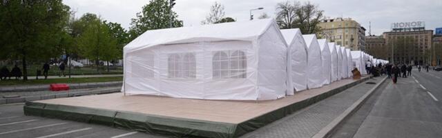 Uklonjen deo šatora Ćacilenda ispred Doma Narodne skupštine (FOTO)