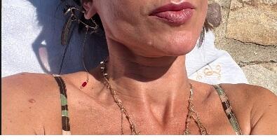 VODITELJKA (56) MAMI UZDAHE NA PLAŽI: Snežana zavodljivo pozira u kupaćem, a na liniji bi joj mnogo mlađe pozavidele (FOTO)