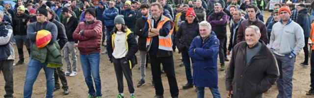 Торино: Стотинак демонстраната упало у просторије листа Ла Стампа, претили новинарима