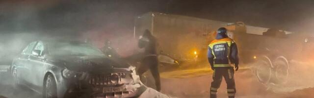 (FOTO/VIDEO) Krvavi sneg u Rusiji: Jedan čovek poginuo tokom snežne oluje! Prekriven ceo autoput - Spasioci evakuisali skoro 150 ljudi, među njima i decu