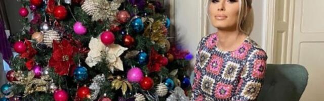 Dajana u miniću pored ogromne jelke: Bivša Žikina žena pokazala noge, pa usledili brutalni komentari