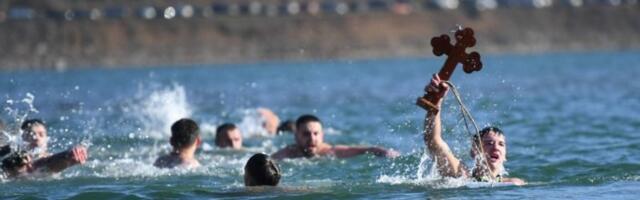 ZA ČASNI KRST SE PLIVALO I NA GAZIVODAMA! Najbrži među 300 privača bio srednjoškolac Mateja Kasalović! (FOTO, VIDEO)