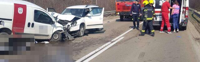 UZNEMIRUJUĆE FOTOGRAFIJE NESREĆE KOD KNIĆA! Telo na putu pored smrskanih vozila, vatrogasci izvlačili povređene - stravični prizori