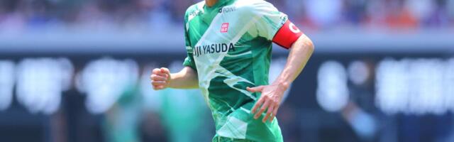 NAJSTARIJI PROFESIONALNI FUDBALER NA SVETU POSTIGAO GOL! Dekica pravi čuda četiri decenije nakon što je započeo karijeru!