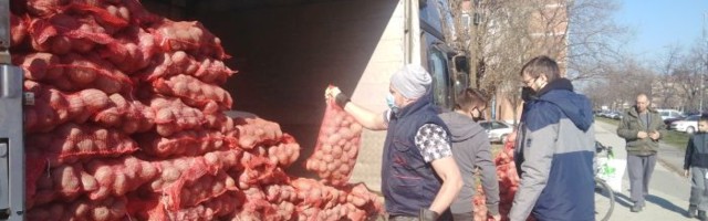 FOTO: Novosađani organizovali akciju za spas domaćeg proizvođača krompira kojeg uništava uvoz