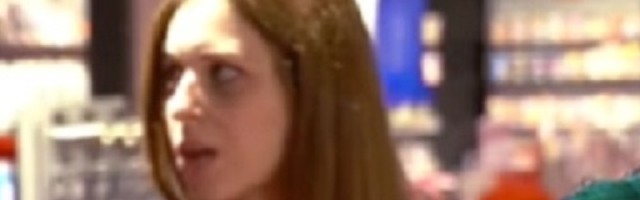 Otkopčao šlic u sred radnje i onda napravio potez koji je zaprepastio radnicu  ( VIDEO )