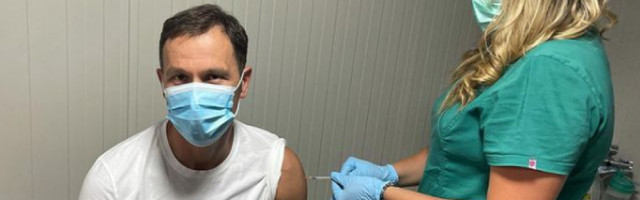 MINISTAR SINIŠA MALI PRIMIO TREĆU DOZU: Pozvao sve da se vakcinišu jer je to jedini spas