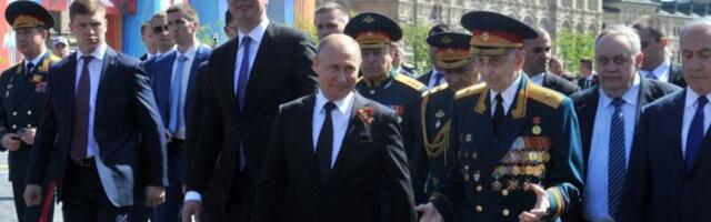 NEMA POPUŠTANjA POD PRISTICIMA: Vučić ide u Moskvu - Spreman sam da mi se nebo sruči na glavu