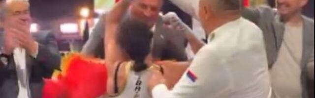 Sudija gurao Saru Ćirković u zagrljaj Dodiku nakon što je postala prvak sveta (VIDEO)